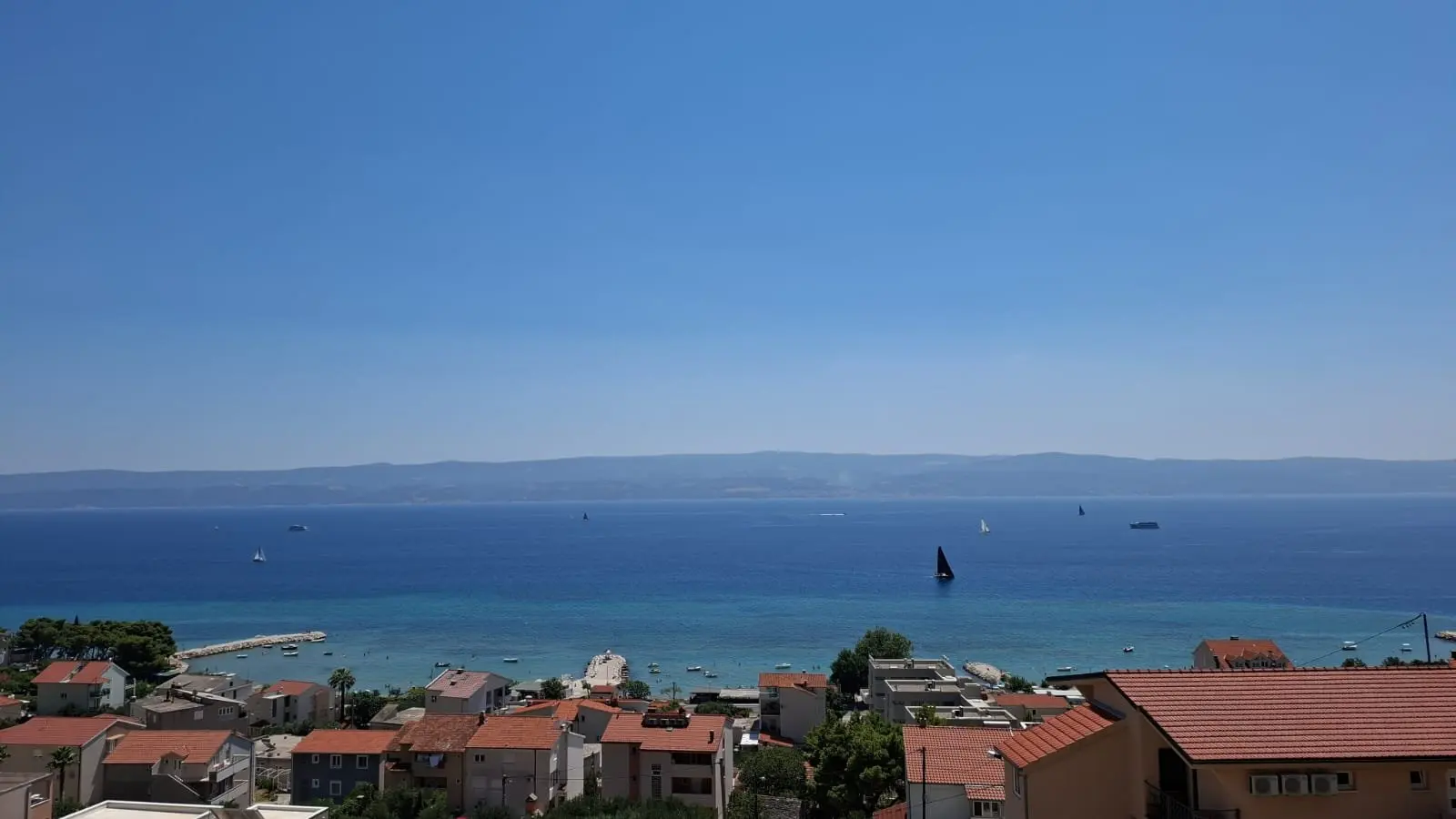 Appartamenti con vista sull'isola di Brač, a 200 m dalla spiaggia sabbiosa di Rogač.